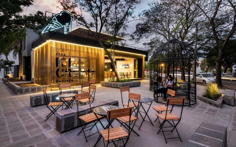 Thiết kế quán cafe khung thép tiền chế kết hợp với không gian sân vườn