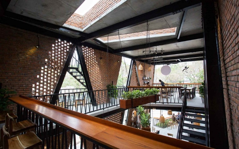 Sự gần gũi của không gian quán cafe khung thép có kết cấu đơn giản