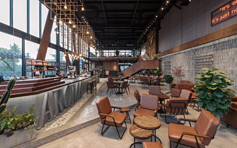 Thiết kế quán cafe thép tiền chế có lớp cửa bằng kính giúp mở rộng không gian