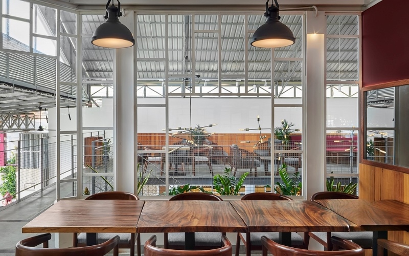 Thiết kế quán cafe thép tiền chế đẹp theo kiểu xưởng công nghiệp