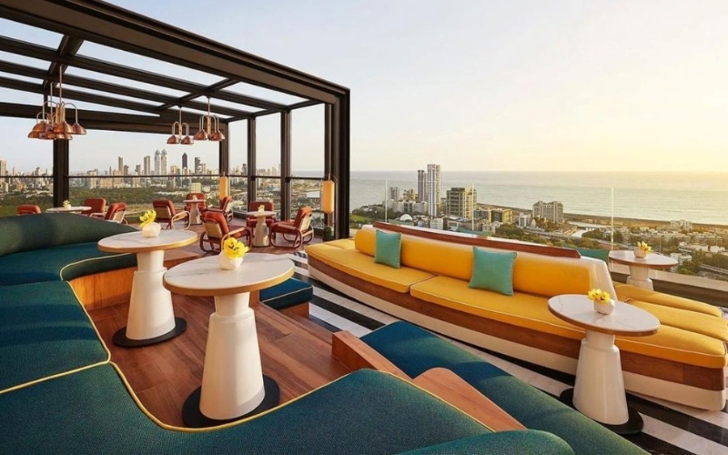 Quán cafe trên sân thượng phong cách Mid – Century Modern