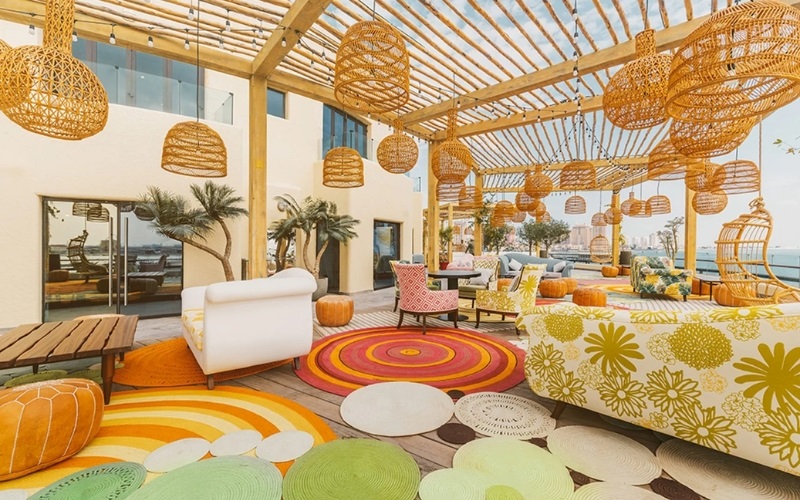 Không gian thoáng đãng của quán cafe trên sân thượng phong cách Bohemian