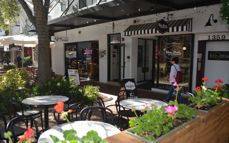 Quán cafe vỉa hè là điểm đến quen thuộc của khách công sở