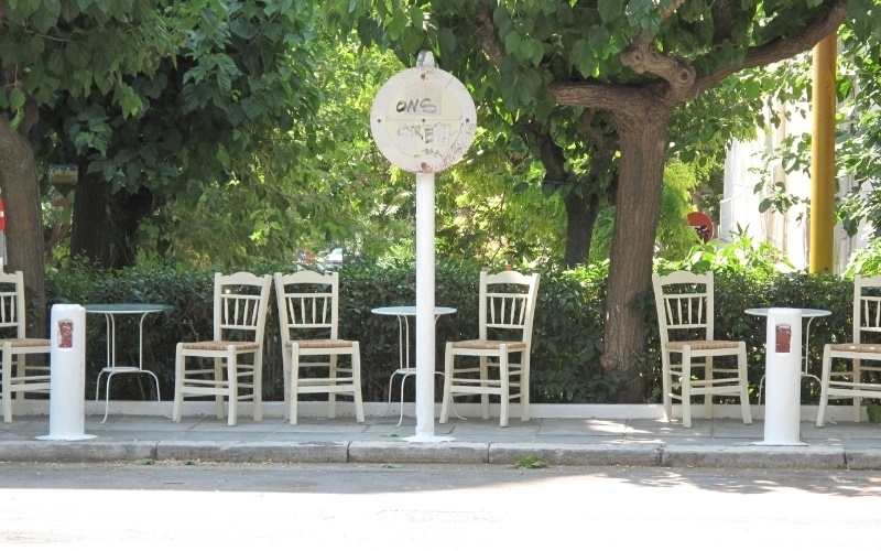 Quán cafe vỉa hè cần có chỗ ngồi an toàn cho khách hàng
