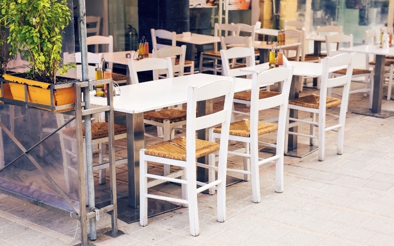 Nội thất quán cafe vỉa hè đơn giản và dễ di chuyển