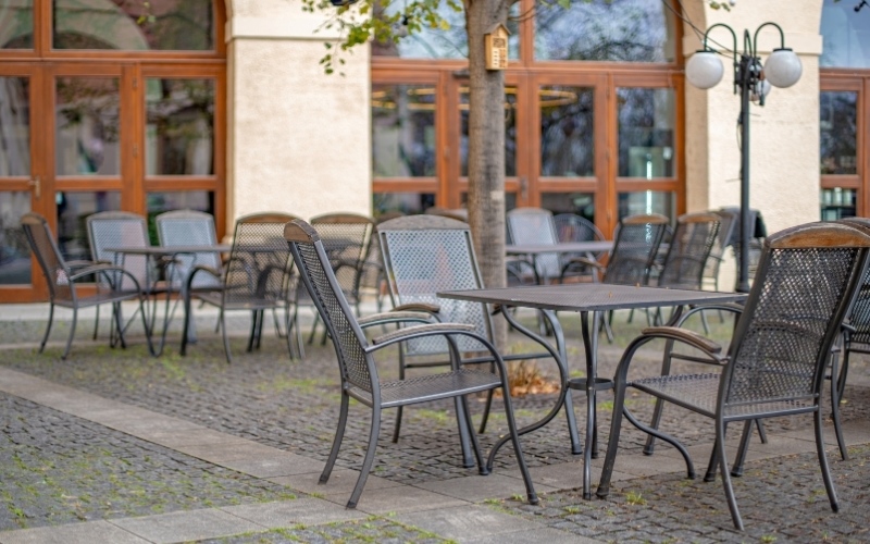 Bàn ghế sắt chống gỉ thường được các quán cafe vỉa hè sử dụng