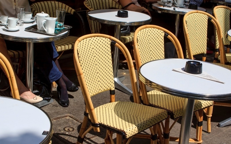 Ánh sáng là yếu tố không thể thiếu của quán cafe vỉa hè