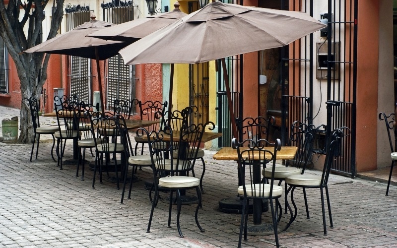 Quán cafe vỉa hè có thể lắp đặt thêm dù để tạo chỗ ngồi râm mát