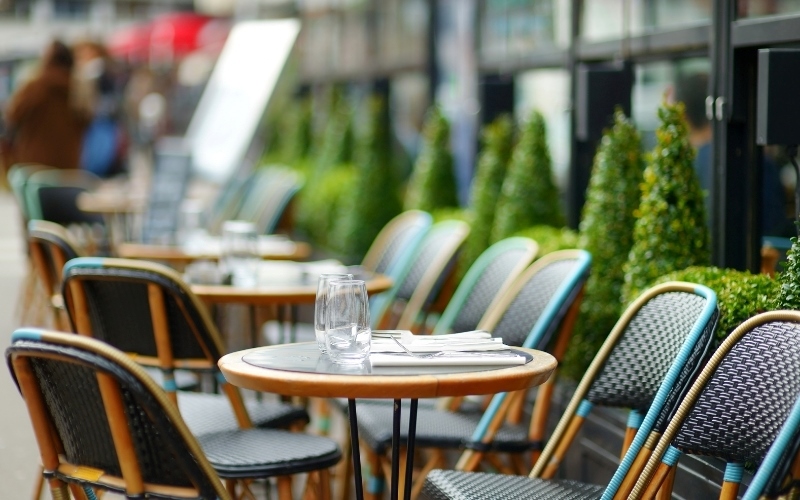Không gian quán cafe vỉa hè cần thoáng đãng và mát mẻ