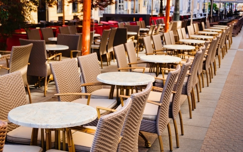 Sự đồng nhất của thiết kế nội thất quán cafe vỉa hè tạo nên ấn tượng