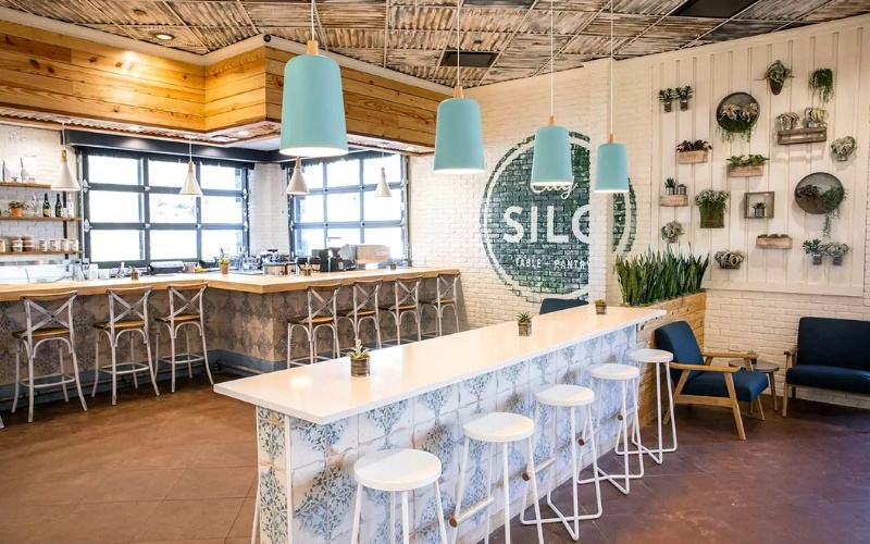 Mẫu thiết kế quán cafe 40m2 tận dụng quầy bar làm chỗ ngồi