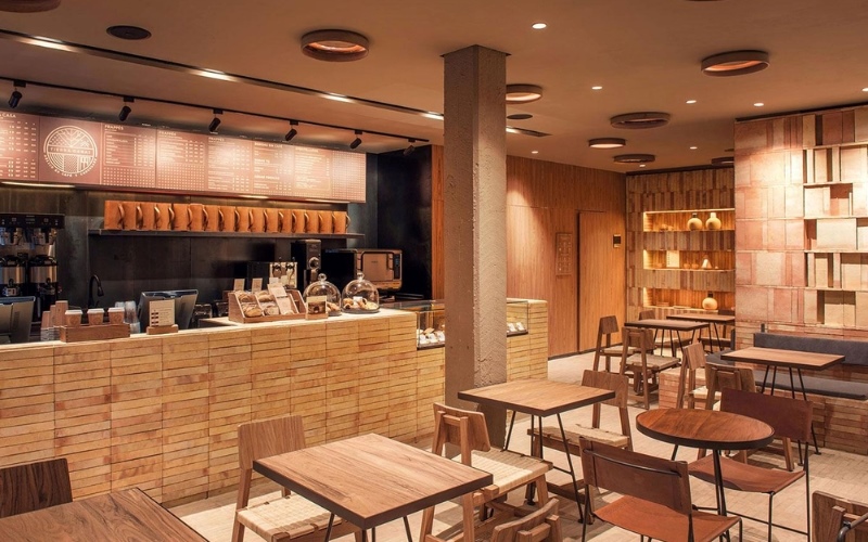 Chất liệu gạch nung và gỗ tạo nên nét mộc cho quán cafe 40m2