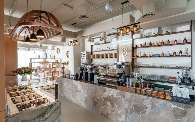 Màu sắc trung tính giúp quán cafe trở nên thoáng đãng và đẳng cấp