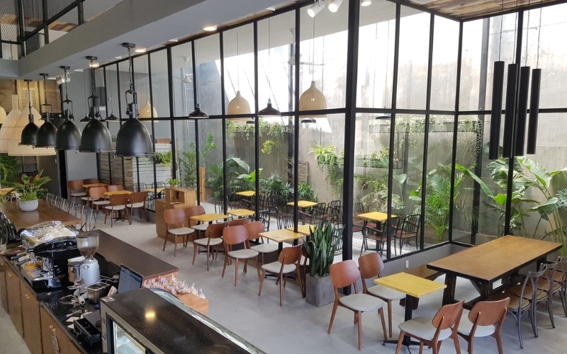 Cửa kính giúp quán cafe ngang 4m trông rộng rãi hơn