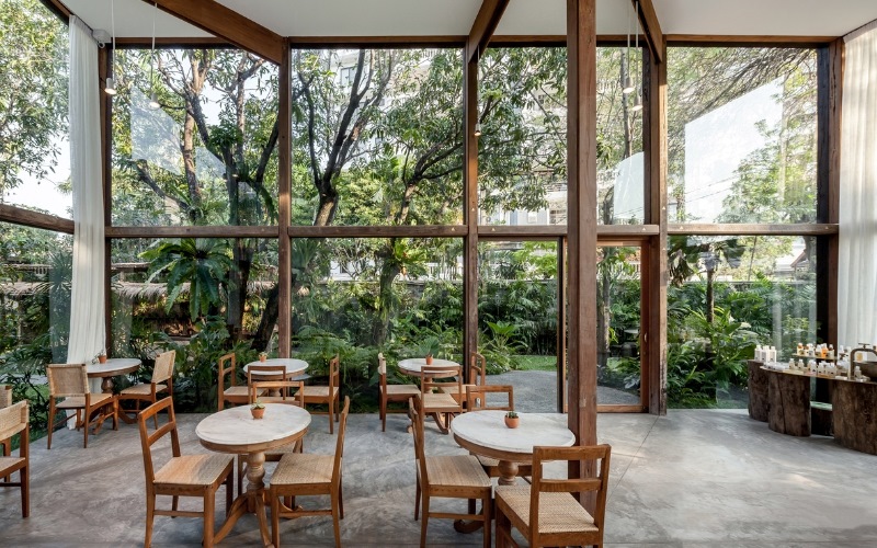 Cửa kính mang đến tầm nhìn rộng ra không gian bên ngoài