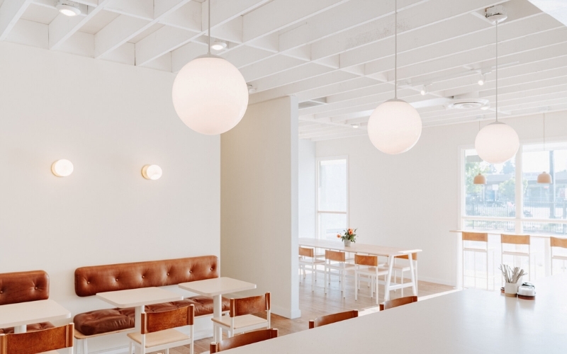 Màu sắc của phong cách thiết kế quán cafe tối giản