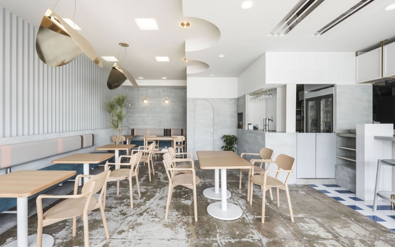 Ánh sáng trắng âm trần là lựa chọn hoàn hảo cho quán cafe đơn giản