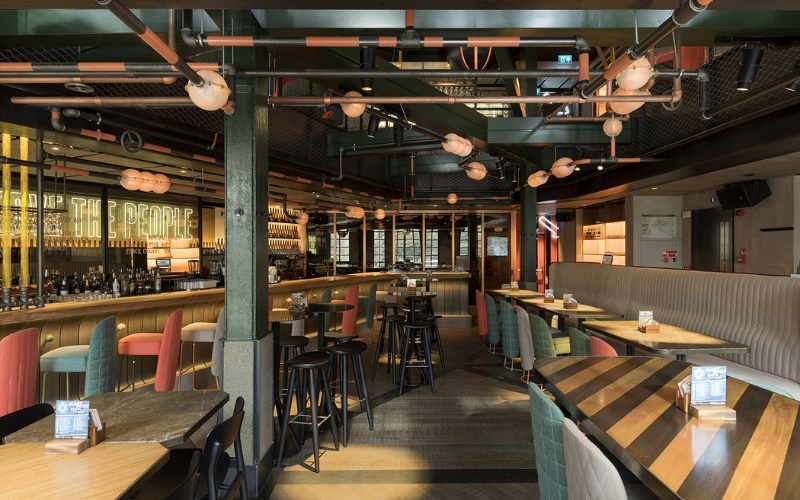Không gian quán cafe công nghiệp thu hút đa dạng khách hàng