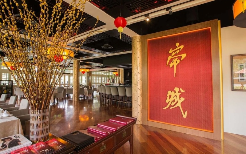 Thiết kế của quán cafe HongKong với vật dụng decor mang nét đặc trưng riêng