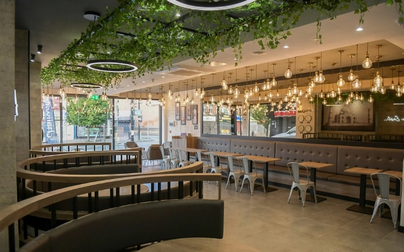 Nội thất đơn giản ấm cúng của quán cafe cổ điển