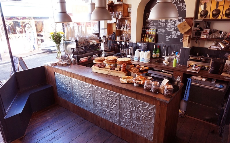 Thiết kế quán cafe phong cách cổ điển thường dùng gam màu trầm