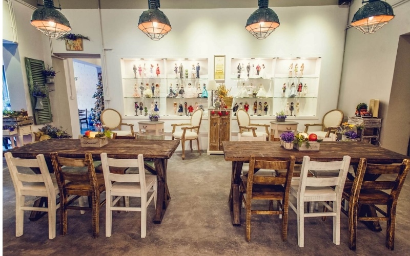 Bố trí hệ thống đèn chiếu sáng phù hợp cho quán cafe