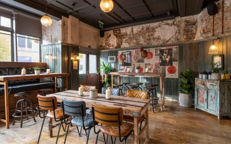 Những chiếc tủ sờn màu góp phần tạo điểm nhấn của không gian quán cafe