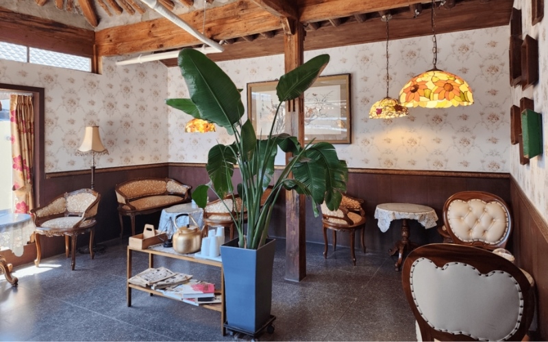 Giấy dán tường hoa văn thường sử dụng trong không gian Vintage cổ điển
