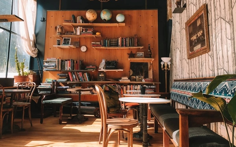 Chất liệu gỗ mộc mạc của thiết kế quán cafe phong cách Vintage
