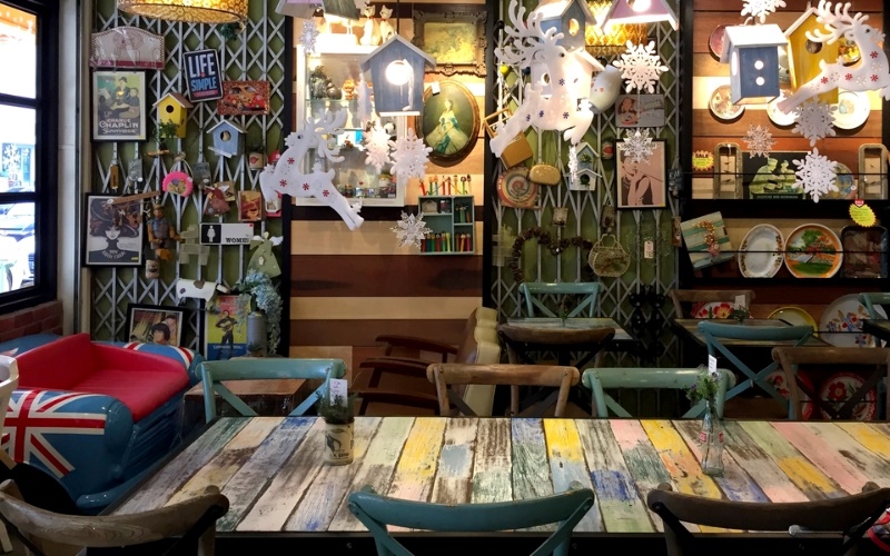 Chủ đầu tư có thể thay đổi decor quán cafe vintage theo các mùa