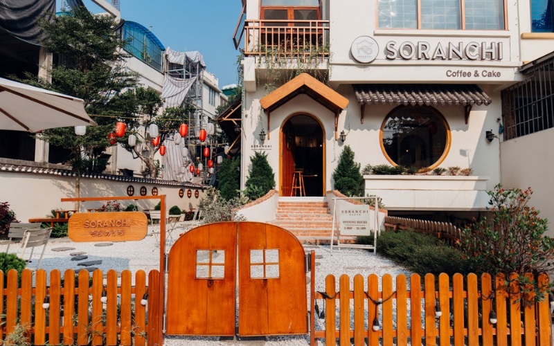 Cổng quán cà phê đẹp phong cách Bohemian bắt mắt
