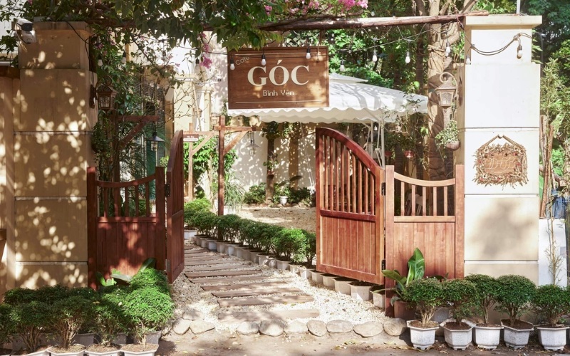 Trang trí cổng quán cà phê đẹp theo phong cách Vintage hài hòa