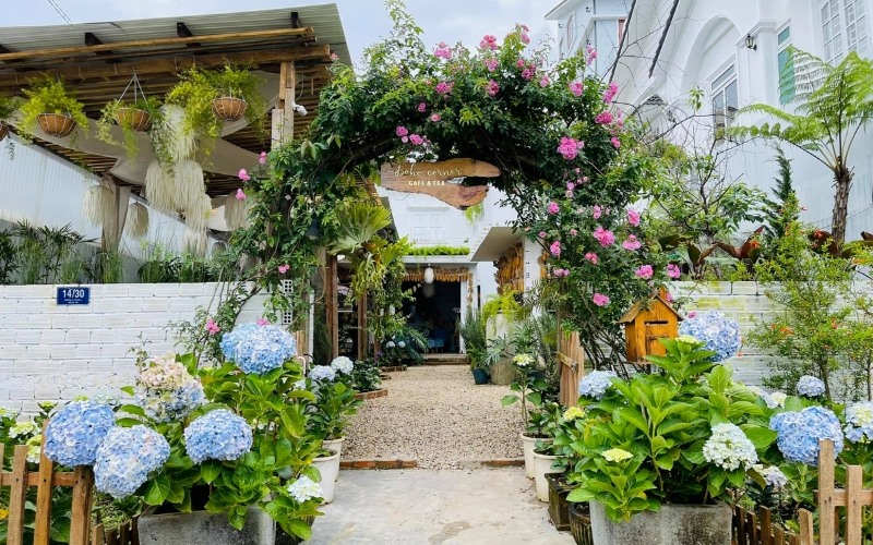Trồng thêm hoa cỏ tại khu vực cổng để thay đổi diện mạo cho quán