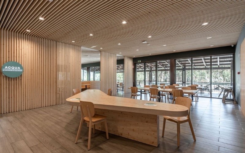 Trang trí trần và tường của quán cafe với chất liệu gỗ