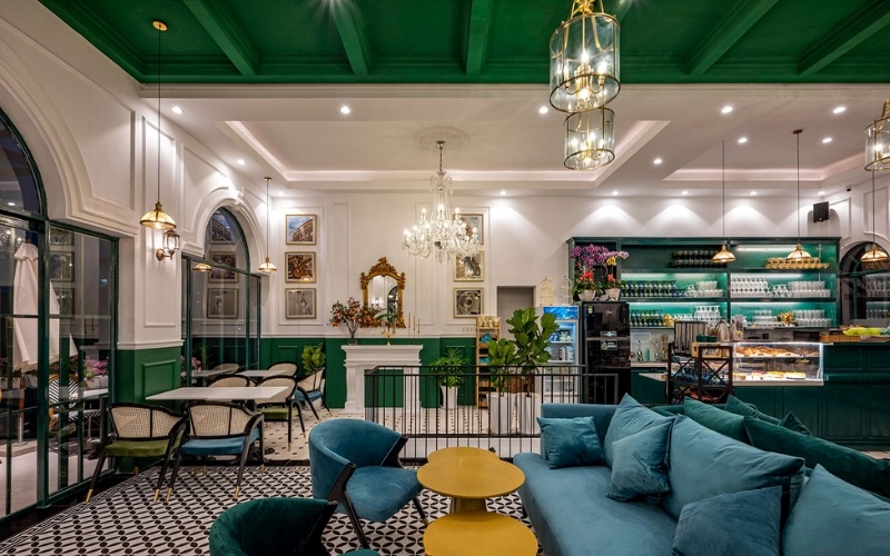 Trần quán cafe có độ tương phản với màu tường và sàn