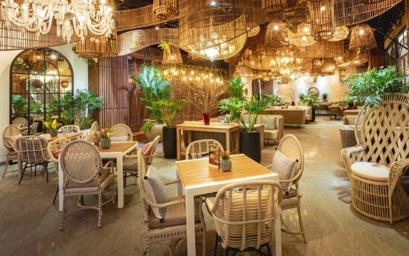 Trần quán cafe được trang trí tỉ mỉ bằng chất liệu tre trúc