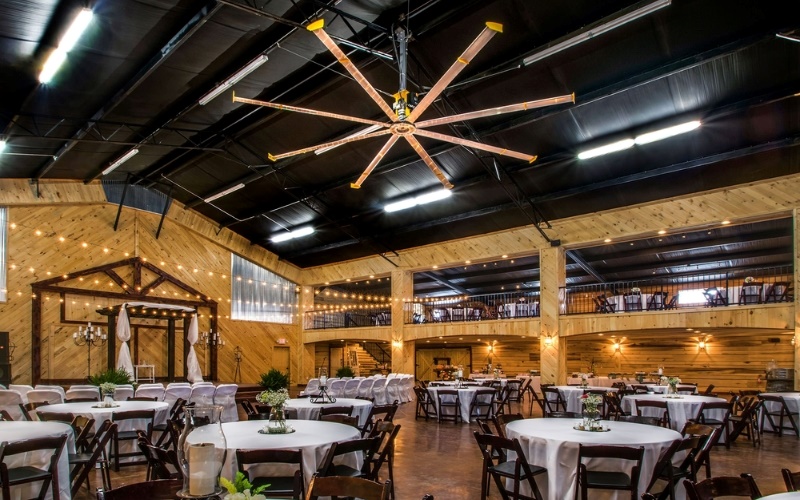 Trần quán cafe đẹp làm nổi bật không gian nội thất
