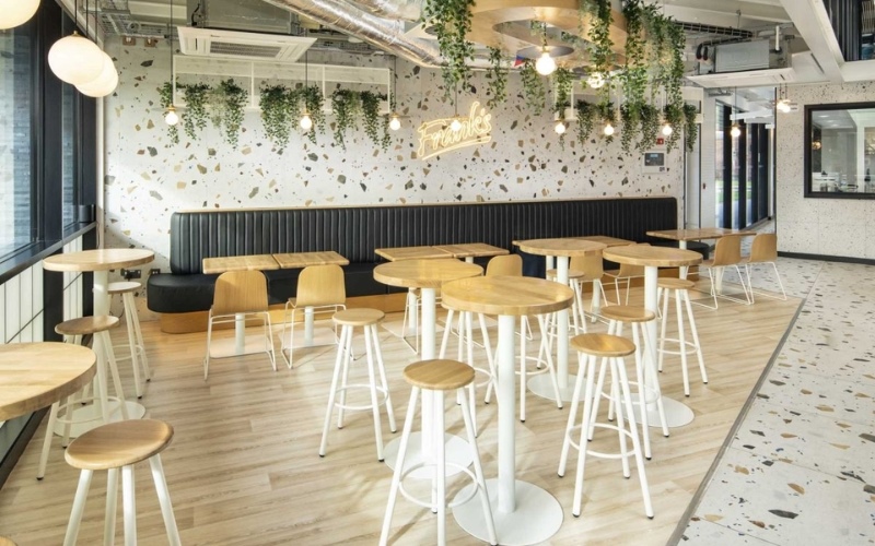 Phần trần quán cafe được tận dụng để trang trí thêm cây xanh