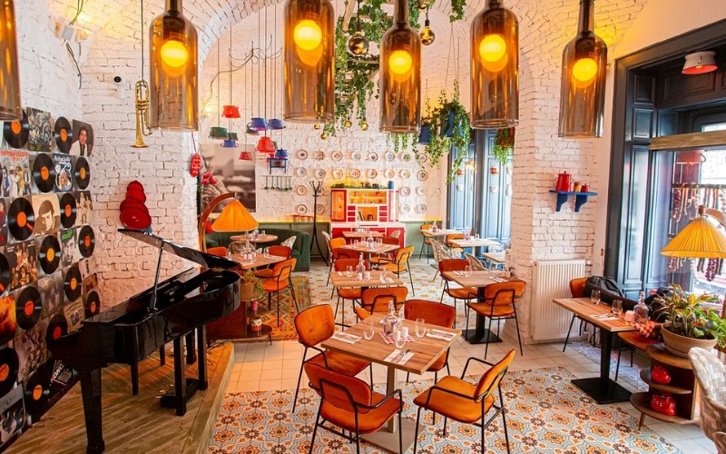 Trang trí trần quán cafe bằng những chiếc đèn độc lạ