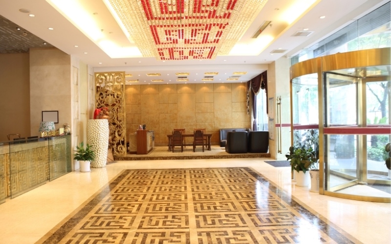 Cửa ra vào văn phòng bằng chất liệu kính tạo không gian mở