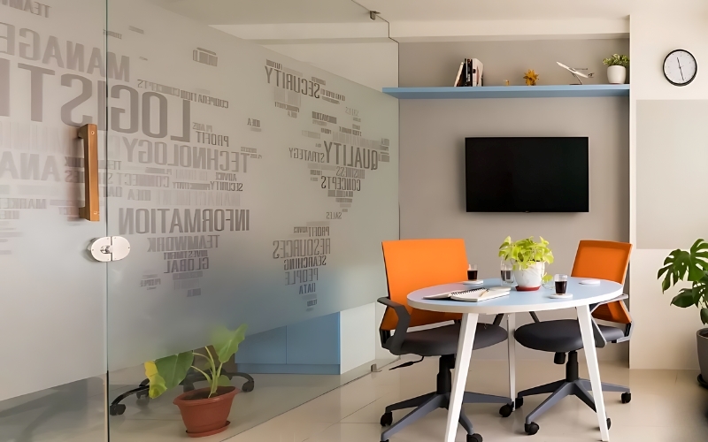 Phòng giao dịch riêng được ngăn cách bằng kính mờ