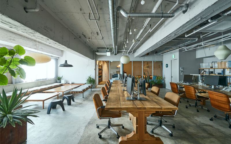 Văn phòng phong cách mở với các chất liệu đơn giản