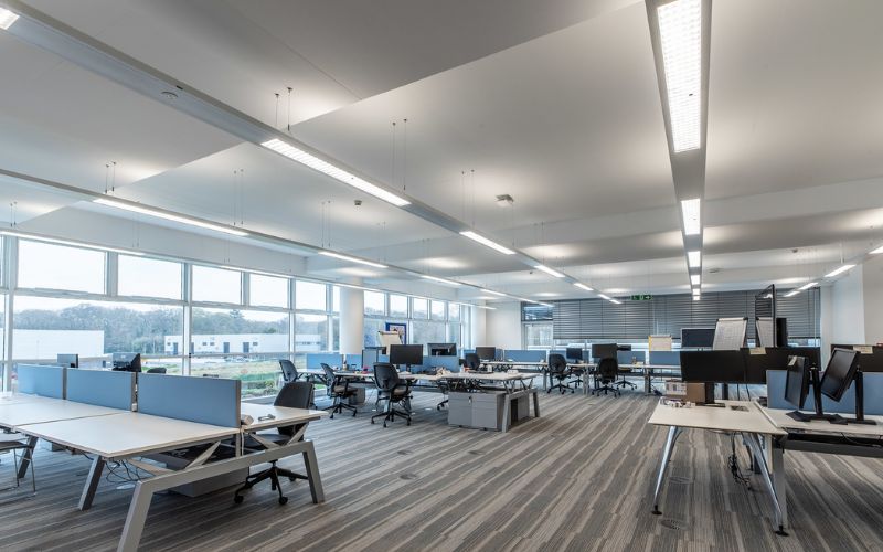 Văn phòng diện tích 500m2 đủ rộng lớn để duy trì khoảng cách của chỗ ngồi