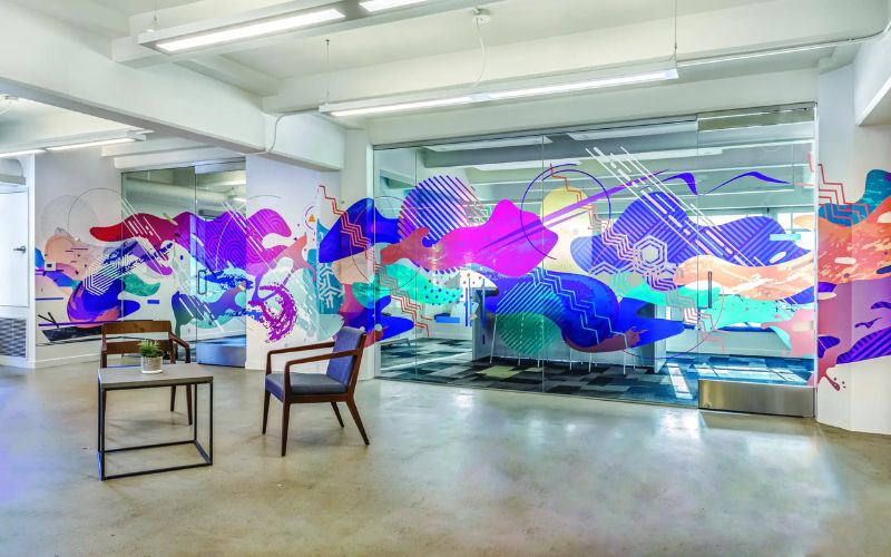 Dán decal cửa kính cũng là cách tạo điểm nhấn nghệ thuật cho văn phòng