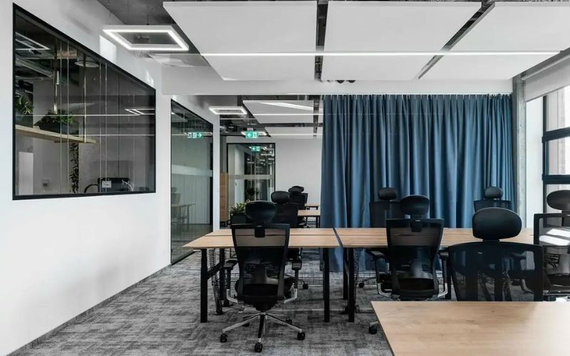Chất liệu kính được ưu tiên sử dụng trong văn phòng rộng 90m2