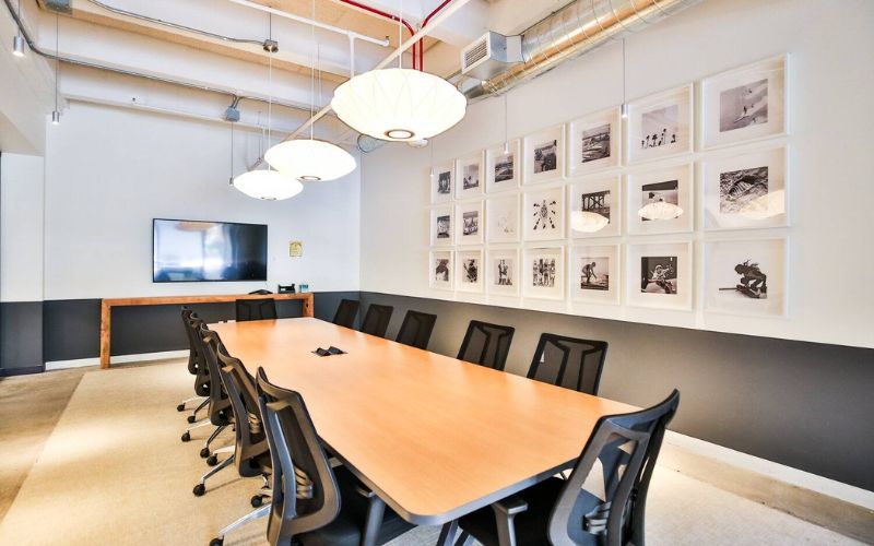 Các vật dụng nội thất bên trong phòng họp trực tuyến