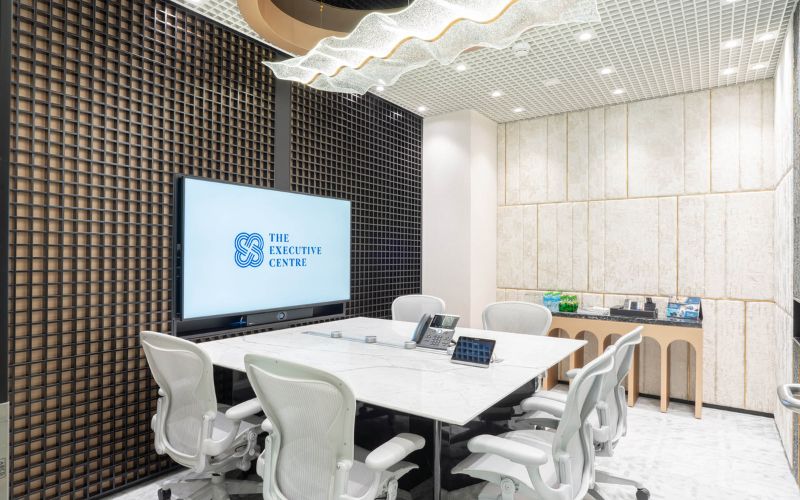 Phòng họp trực tuyến hiện đại với điểm nhấn đèn trần nổi bật