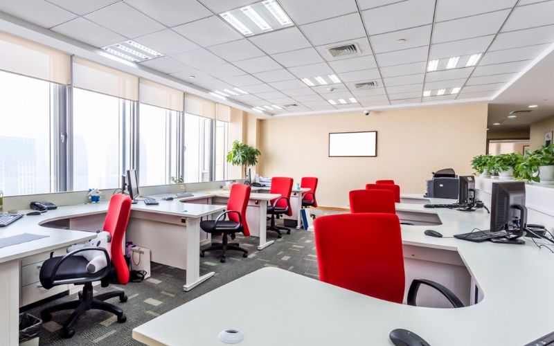 Văn phòng hiện đại với bộ ghế màu đỏ mang lại cảm giác sang trọng