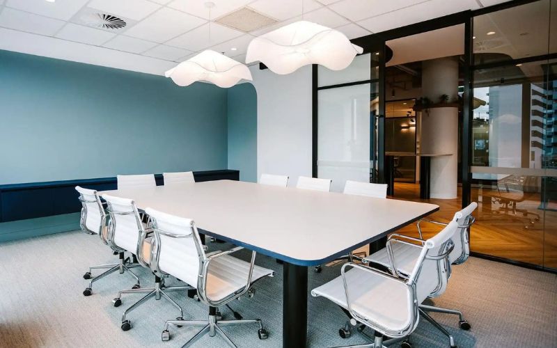 Đặt vị trí phòng họp ở trung tâm tòa nhà
