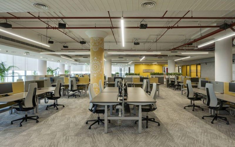 Văn phòng cho thuê không gian mở sử dụng bàn làm việc dài và nội thất tối giản giúp tối ưu diện tích
